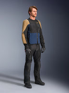 Motociclista che indossa la giacca Alpinestars ST-2 Air in Deep Blue, Dark Khaki e nero, caratterizzata da ampi pannelli in rete e perforazioni laser, abbinata a pantaloni, guanti e stivali da moto neri per un look touring estivo completo.