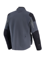 Alpinestars Maxdura Drystar®XF Laminated Armored Shell, giacca tecnica da moto adventure, grigio scuro e nero, vista posteriore con pannelli rinforzati su spalle e gomiti, piccolo logo A-star sulla parte superiore della schiena e marchio verticale sulla manica.