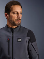 Alpinestars Maxdura Drystar®XF Laminated Armored Shell, giacca tecnica adventure, grigio scuro e nero, con logo 'ALL TERRA' sul petto, cerniera impermeabile sul petto con dettaglio rosso e design in tessuto ad alte prestazioni per il motociclismo adventure