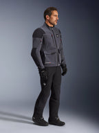 Alpinestars Maxdura Drystar®XF Laminated Armored Shell, giacca da moto grigio scuro e nero, guscio tecnico dual-sport indossato con pantaloni e stivali neri coordinati, con tasche cargo e pannelli rinforzati sulle spalle, scatto in studio dell'equipaggiamento completo da adventure riding