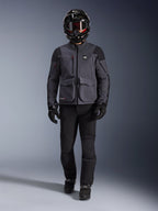 Alpinestars Maxdura Drystar®XF Laminated Armored Shell, giacca da moto adventure in Deep Gray e nero, indossata con pantaloni da moto neri abbinati, casco integrale nero, guanti e stivali, con ampie tasche cargo e marchio ALL TERRA per un look tecnico da touring fuoristrada