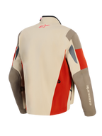 Alpinestars Maxdura Drystar®XF Laminated Armored Shell, giacca da moto adventure, alluminio, noce e marrone ruggine, vista posteriore con logo rosso sul colletto, design tecnico multipannello con aperture di ventilazione e costruzione in tessuto resistente.