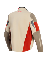 Alpinestars Maxdura Drystar®XF Laminated Armored Shell, giacca da moto adventure, alluminio, noce e marrone ruggine, vista posteriore con logo rosso sul colletto, design tecnico multipannello con aperture di ventilazione e costruzione in tessuto resistente.