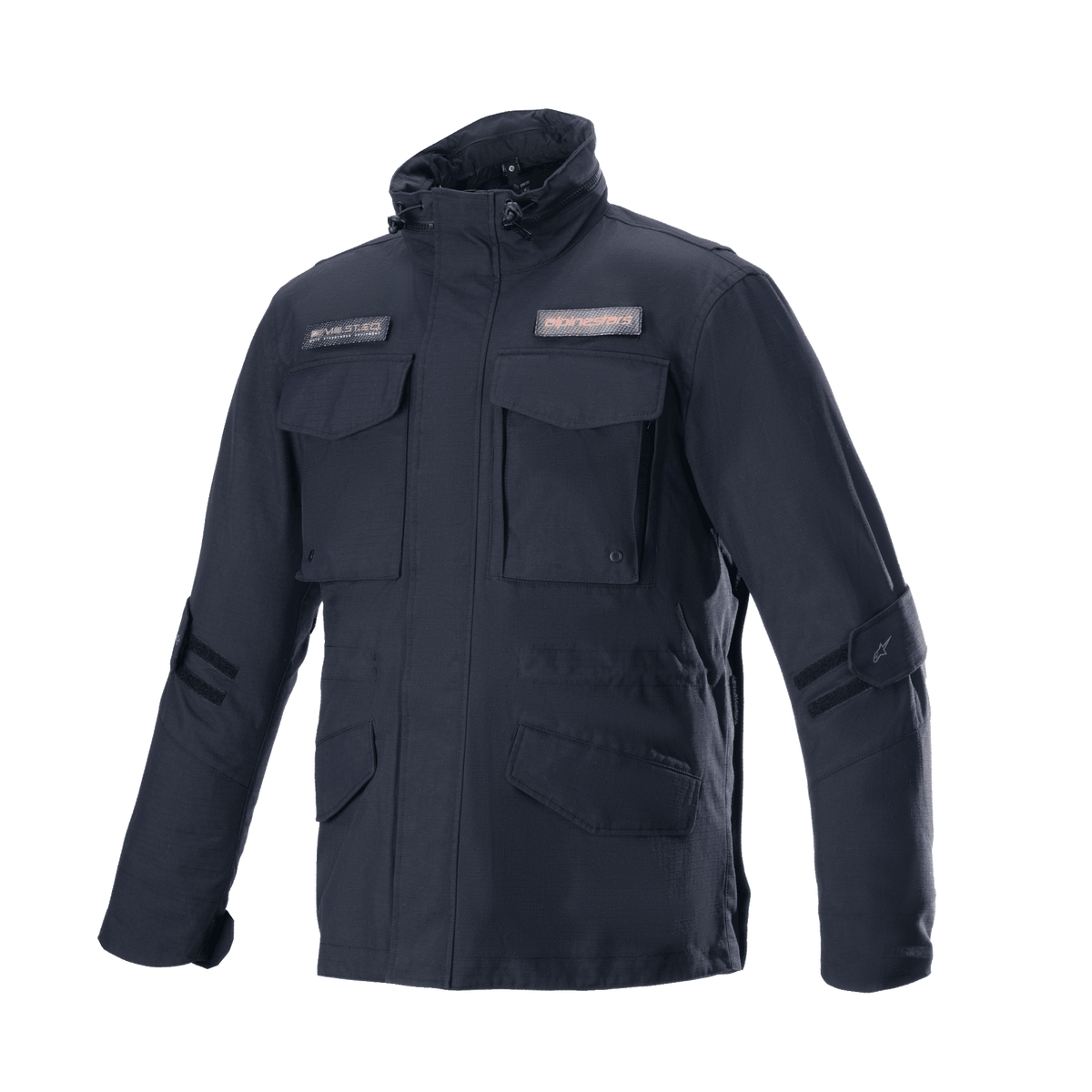 Alpinestars MO.ST.EQ Field Waterproof Primaloft Jacket, nero, giacca da moto urbana, stile field jacket, quattro tasche anteriori con patta, colletto alto con coulisse, robusta costruzione in ripstop con patch del logo