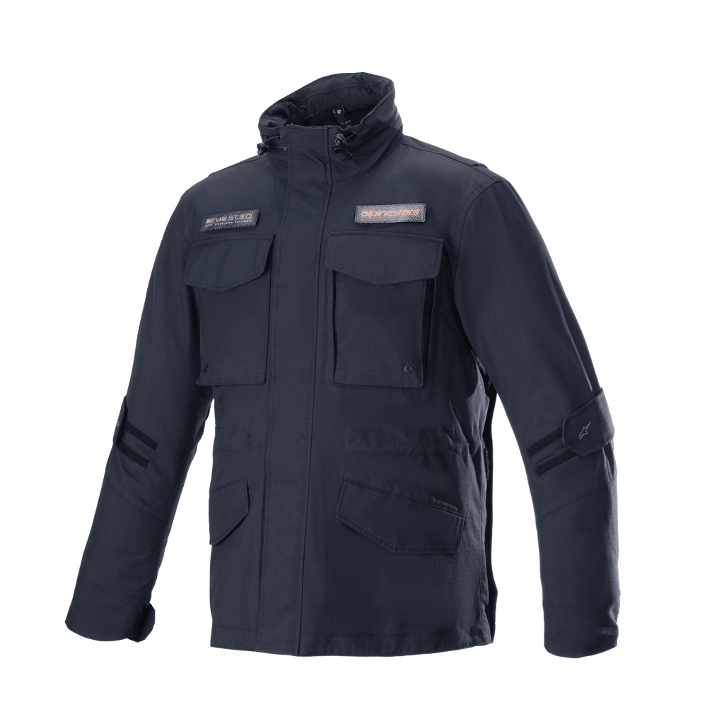 Alpinestars MO.ST.EQ Field Waterproof Primaloft Jacket, nero, giacca da moto urbana, stile field jacket, quattro tasche anteriori con patta, colletto alto con coulisse, robusta costruzione in ripstop con patch del logo