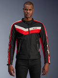 Alpinestars T-Dyno WR Jacket, giacca da moto in tessuto, nera con strisce a chevron rosso acceso ed ecru, vestibilità da biker d'ispirazione vintage, collo alto con chiusura a bottone, tasche anteriori con zip, loghi a stella sulle maniche, indossata da un modello