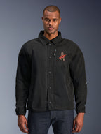 Alpinestars Revved WR Jacket, giacca da moto nera, con colletto stile camicia e chiusura frontale con bottoni a pressione, logo 'A' rosso ricamato sul petto, tasca pettorale con zip verticale, polsini elastici, design urban coach jacket