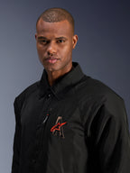 Giacca Alpinestars Revved WR, nera, primo piano di un uomo che indossa la giacca da moto in raso resistente all'acqua, caratterizzata dal logo 'A' ricamato in 3D con stella Alpinestars rossa, tasca sul petto con cerniera e design con colletto per lo stile urban contemporary.