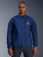 Giacca Alpinestars Revved WR, giacca da moto urbana da uomo, blu navy, stile coach con colletto e bottoni a pressione, tasca sul petto con zip nera, grande logo ricamato in 3D, linguette regolabili sulle maniche, materiale resistente all'acqua con finitura satinata