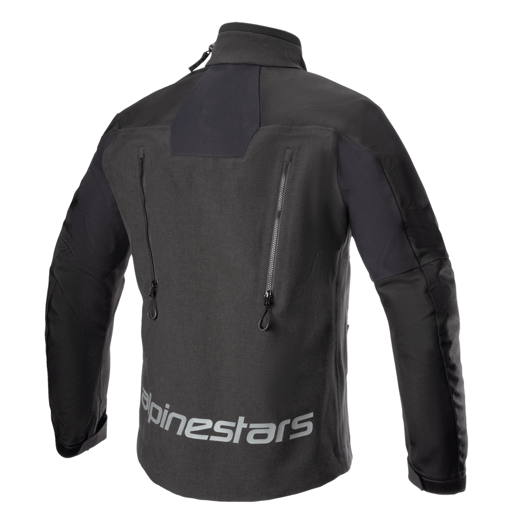 Giacca Alpinestars Hyde XT Drystar® XF, giacca da moto, nero, vista posteriore con un grande logo Alpinestars riflettente sulla parte bassa della schiena, doppie prese d'aria verticali con cerniere e pannelli in ripstop testurizzato