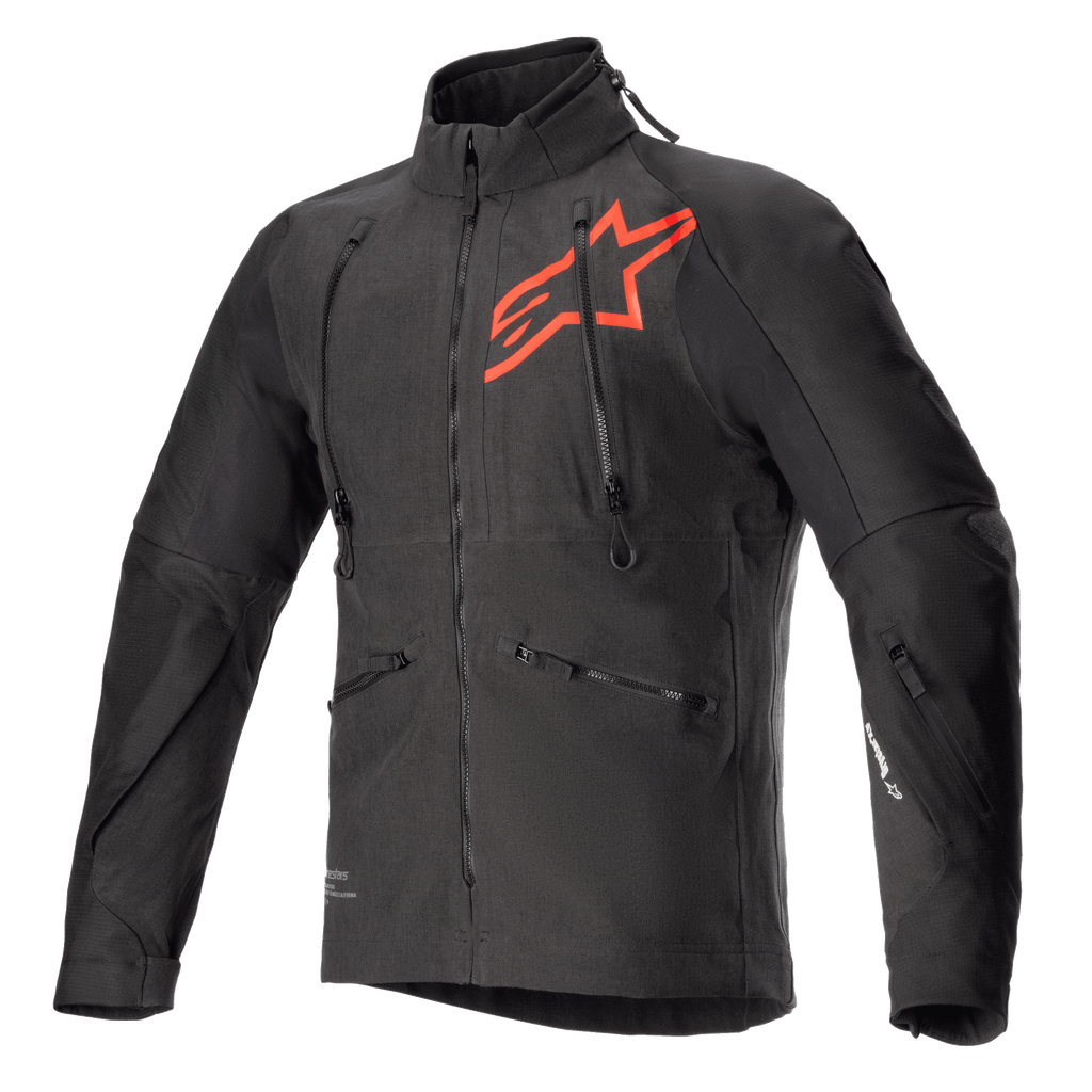 Giacca Alpinestars Hyde XT Drystar XF, giacca tecnica da moto nera e rosso acceso, grande logo a stella rosso sul petto, cerniere di ventilazione verticali sul petto, colletto alto, tessuto elasticizzato in quattro direzioni testurizzato, progettata per la guida adventure e fuoristrada