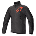 Giacca Alpinestars Hyde XT Drystar XF, giacca tecnica da moto nera e rosso acceso, grande logo a stella rosso sul petto, cerniere di ventilazione verticali sul petto, colletto alto, tessuto elasticizzato in quattro direzioni testurizzato, progettata per la guida adventure e fuoristrada