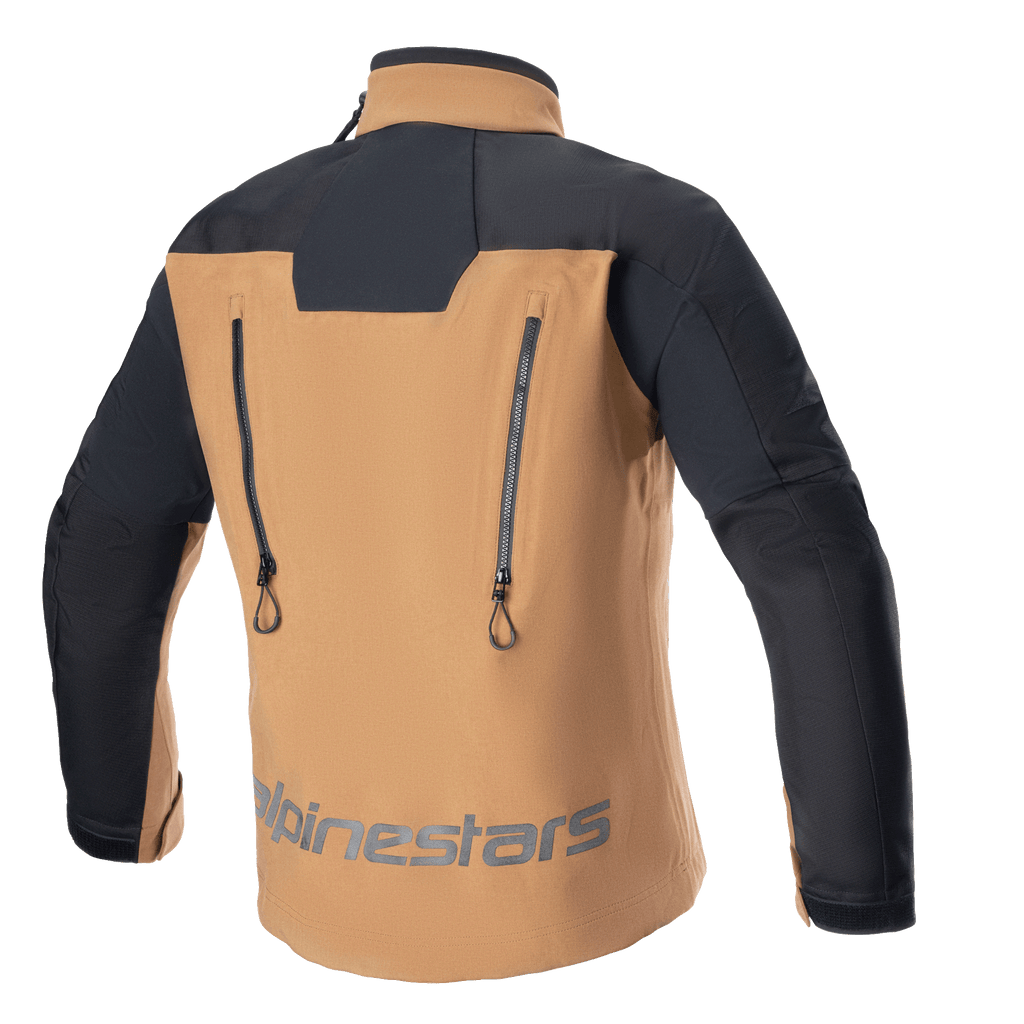Giacca Alpinestars Hyde XT Drystar® XF, giacca da moto adventure, sabbia e nero, vista posteriore con due cerniere di ventilazione verticali, spalle e maniche rinforzate nere, marchio Alpinestars sulla parte bassa della schiena, abbigliamento tecnico da touring impermeabile