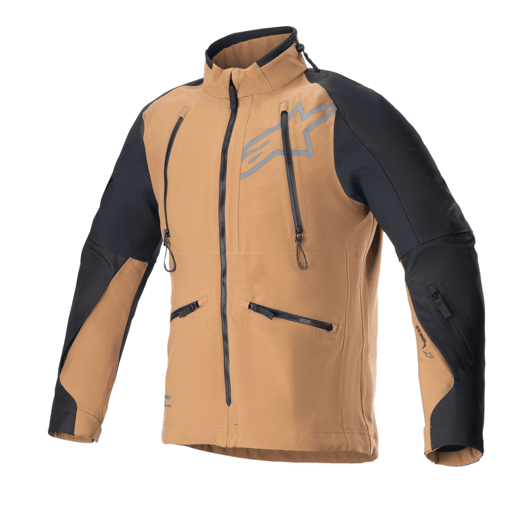 Giacca Alpinestars Hyde XT Drystar XF, giacca da moto adventure touring, sabbia e nero, con cerniere di ventilazione verticali sul petto e tasche laterali, inserti in ripstop nero su spalle e braccia, collo alto, costruzione in tessuto impermeabile per la guida fuoristrada
