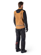 Giacca Alpinestars Hyde XT Stretch Drystar®XF e pantaloni Hyde XT Drystar®, vista posteriore di un pilota che indossa abbigliamento adventure touring tan e nero, giacca con cerniere verticali sulla schiena e marchio Alpinestars, pantaloni neri con logo a stella rosso sul polpaccio, abbinati a guanti e stivali neri.
