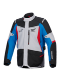 Giacca impermeabile Alpinestars Honda ST-1, giacca da moto touring, grigio ghiaccio, nero e blu con accenti rossi, con loghi Honda e Alpinestars, vista frontale con tasca sul petto con cerniera e tasche cargo, design adventure touring resistente alle intemperie