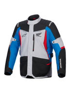 Giacca impermeabile Alpinestars Honda ST-1, giacca da moto touring, grigio ghiaccio, nero e blu con accenti rossi, con loghi Honda e Alpinestars, vista frontale con tasca sul petto con cerniera e tasche cargo, design adventure touring resistente alle intemperie