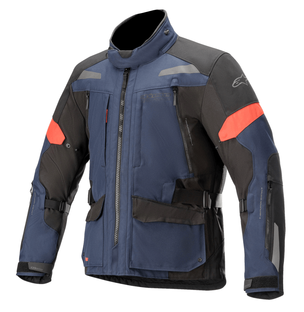 Alpinestars Valparaiso V3 Drystar Jacket, giacca da moto touring, blu scuro e nero con dettagli rossi, strisce riflettenti, tasche cargo multiple con zip, cinturini di regolazione in vita e sulle maniche, robusta struttura in tessuto per adventure touring
