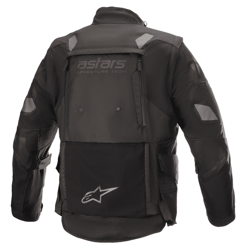 Giacca Alpinestars Halo Drystar®, giacca da moto adventure touring, nero, vista posteriore con ampio pannello di ventilazione posteriore, marchio "astars adventure tech", inserti riflettenti su spalle e gomiti e tasca posteriore integrata con logo a stella