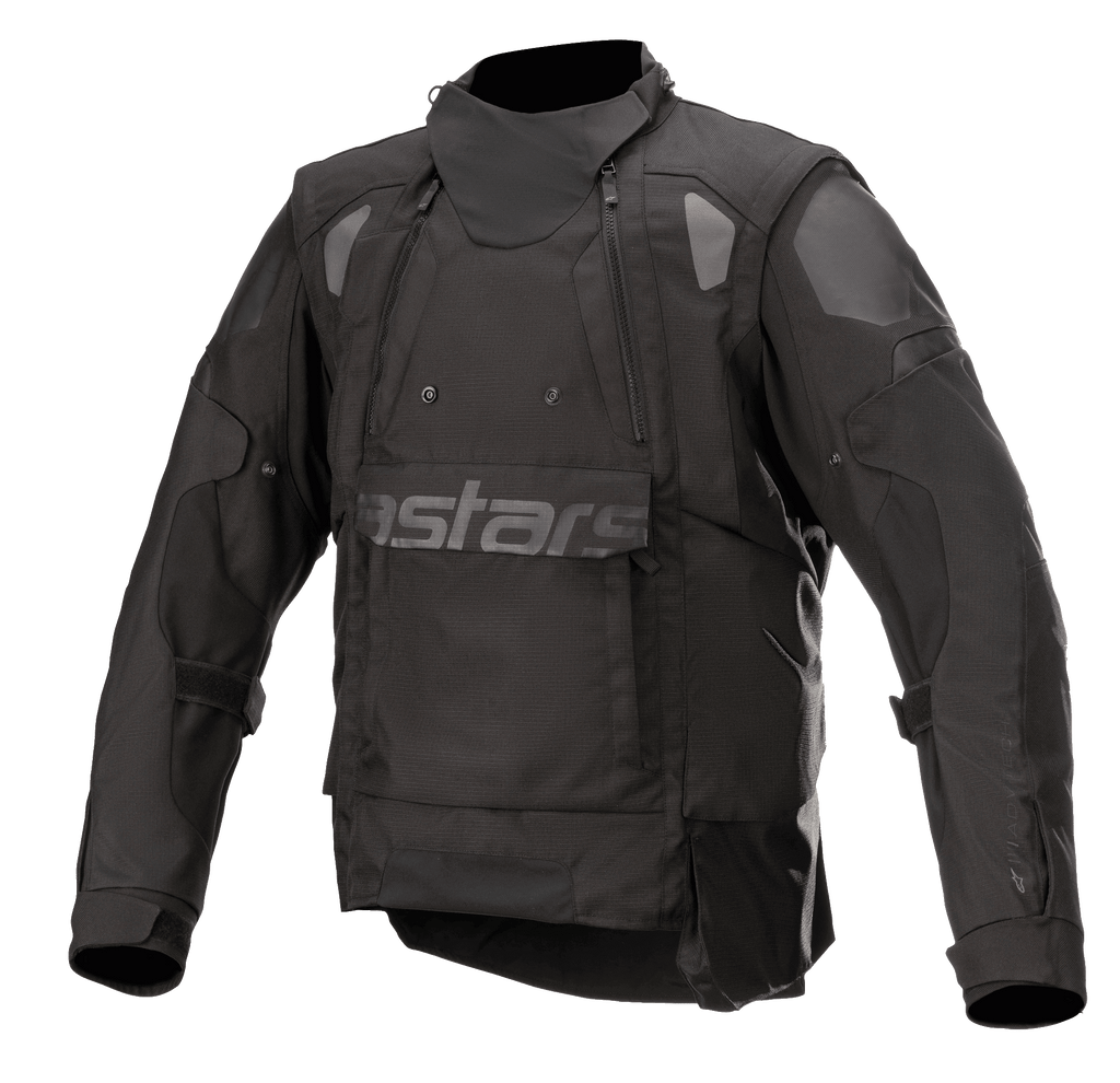 Giacca Alpinestars Halo Drystar®, giacca da moto adventure nera, colletto tecnico, doppie zip sul petto, ampia patta frontale con discreto logo Astars, spalle e gomiti rinforzati, abbigliamento touring impermeabile multistagione