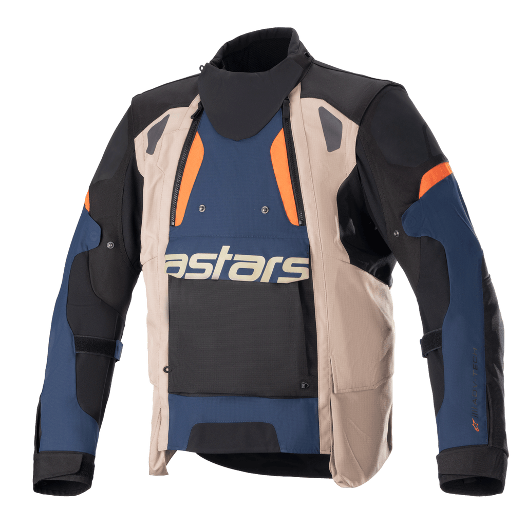 Alpinestars Halo Drystar® Jacket, giacca da moto adventure touring, blu scuro, kaki scuro e arancione, caratterizzata da un frontale asimmetrico con un ampio pannello di ventilazione, logo 'astars' evidente sul petto, collo alto e robusta struttura in tessuto per una protezione in ogni condizione climatica.