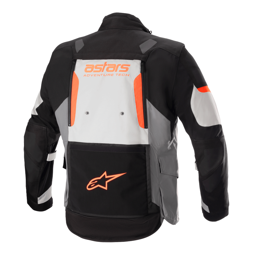 Giacca Alpinestars Halo Drystar®, giacca adventure touring, grigio scuro, grigio ghiaccio e nero con dettagli arancioni, vista posteriore con ampio pannello di ventilazione sulla schiena, marchio 'astars ADVENTURE TECH' e logo a stella arancione sulla tasca inferiore, abbigliamento tecnico da moto multistagionale