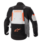 Giacca Alpinestars Halo Drystar®, giacca adventure touring, grigio scuro, grigio ghiaccio e nero con dettagli arancioni, vista posteriore con ampio pannello di ventilazione sulla schiena, marchio 'astars ADVENTURE TECH' e logo a stella arancione sulla tasca inferiore, abbigliamento tecnico da moto multistagionale