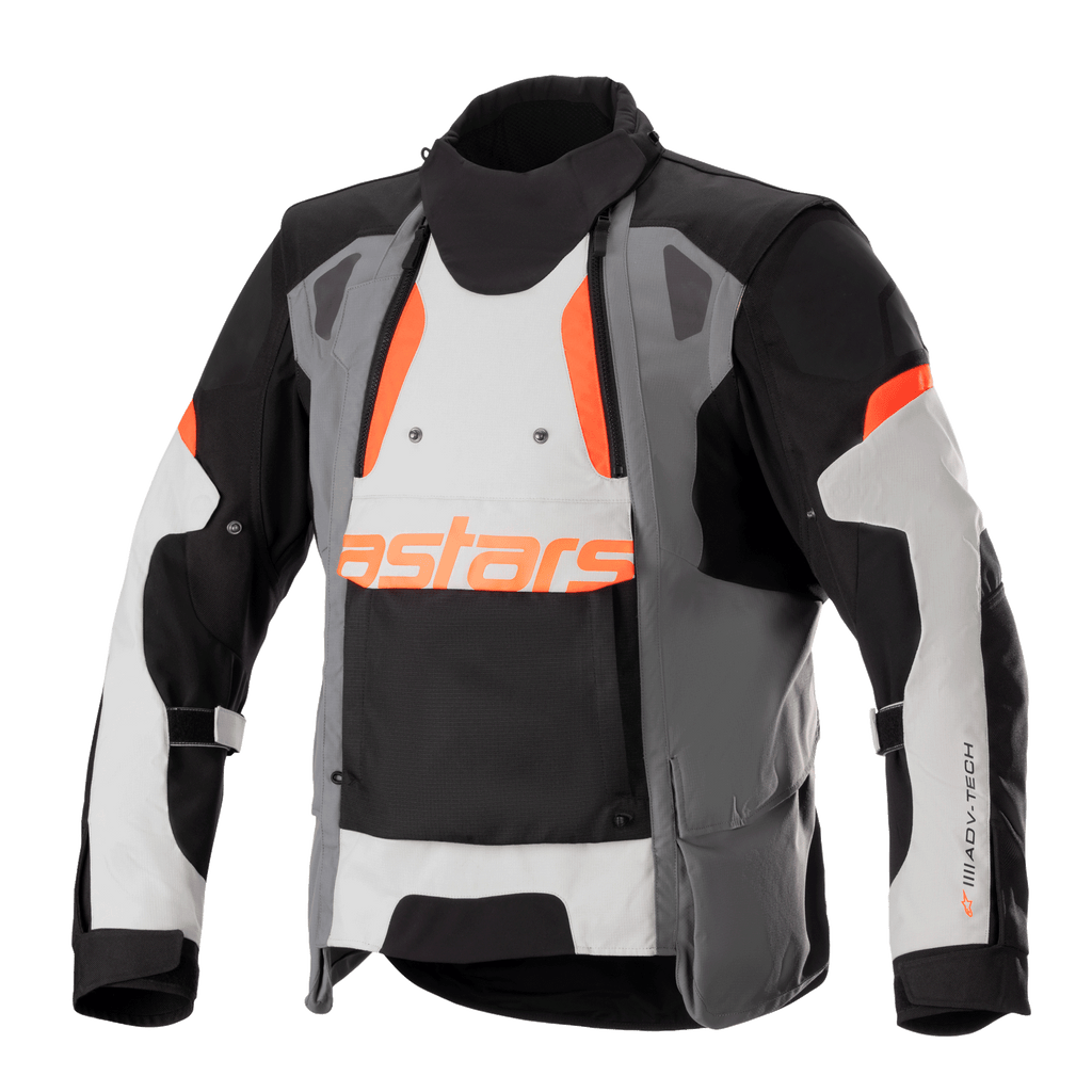 Giacca Alpinestars Halo Drystar®, giacca da moto adventure touring, grigio scuro, grigio ghiaccio e nero con accenti arancioni, con pannello di ventilazione frontale asimmetrico, logo astars arancione, cinturini regolabili sulle maniche e colletto alto, abbigliamento protettivo in tessuto per guida adventure in ogni stagione