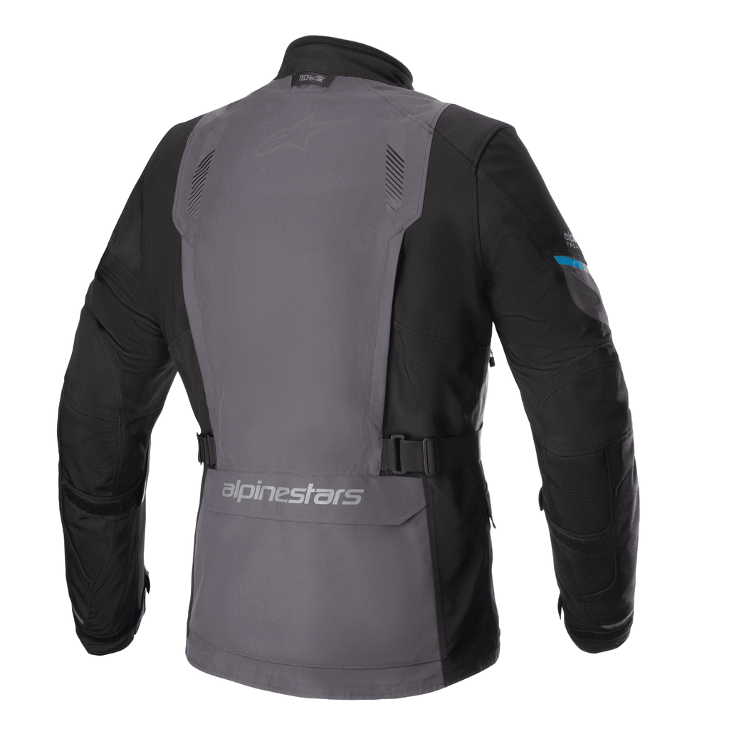 Giacca Alpinestars Monteira Drystar® XF, giacca da moto Adventure Touring, grigio catrame e nero con accenti Methyl Blue, vista posteriore con ampio pannello posteriore grigio, cinghie regolabili in vita e logo Alpinestars sulla parte bassa della schiena.