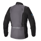Giacca Alpinestars Monteira Drystar® XF, giacca da moto Adventure Touring, grigio catrame e nero con accenti Methyl Blue, vista posteriore con ampio pannello posteriore grigio, cinghie regolabili in vita e logo Alpinestars sulla parte bassa della schiena.