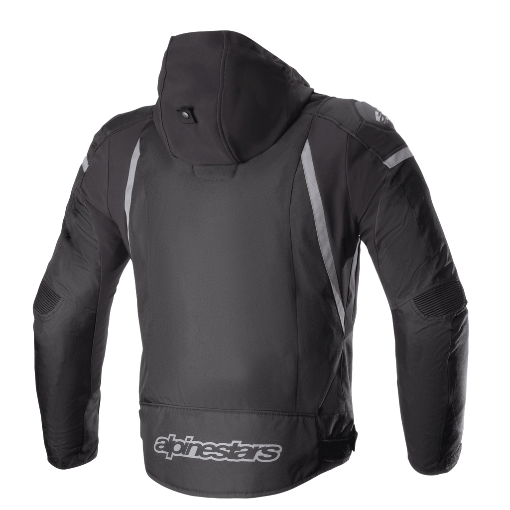Giacca Alpinestars Zaca Waterproof, nero e grigio scuro, vista posteriore con cappuccio staccabile, dettagli riflettenti grigi e logo Alpinestars sulla parte inferiore della schiena, giacca sportiva da moto in tessuto