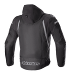 Giacca Alpinestars Zaca Waterproof, nero e grigio scuro, vista posteriore con cappuccio staccabile, dettagli riflettenti grigi e logo Alpinestars sulla parte inferiore della schiena, giacca sportiva da moto in tessuto