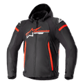 Alpinestars Zaca Waterproof Jacket, giacca da moto in tessuto con cappuccio, nera con accenti rosso brillante e bianchi, zip frontale, strisce verticali rosse sui fianchi, logo stella Alpinestars sul petto, protezioni per le spalle, abbigliamento sportivo per tutte le stagioni