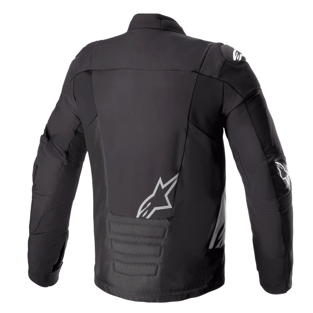 Alpinestars SMX Waterproof Jacket, Nero Grigio Scuro, vista posteriore, con logo Alpinestars bianco sulla parte bassa della schiena e sulla spalla, sezione imbottita nella parte inferiore della schiena, giacca da moto in tessuto tecnico e softshell