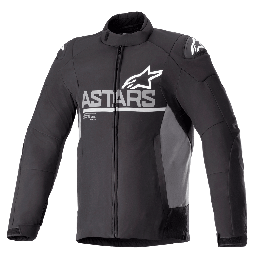 Alpinestars Giacca SMX Waterproof, giacca da moto, nera con pannelli laterali grigio scuro, logo ASTARS bianco sul petto e loghi a stella sulle spalle, costruzione in tessuto e softshell, zip frontale completa, colletto alto e polsini regolabili in velcro