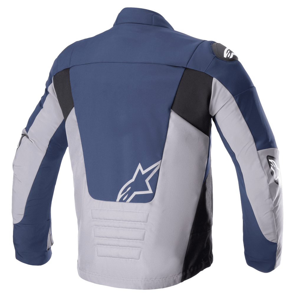 Giacca Alpinestars SMX Waterproof, vista posteriore, Night Navy e Dark Gray, con pannelli a blocchi di colore in blu navy e grigio chiaro con accenti neri, logo a stella bianco sulla parte inferiore della schiena e dettagli con cuciture orizzontali imbottite.