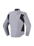 Giacca Alpinestars SMX Waterproof in Dark Gray Black, vista posteriore con costruzione in tessuto e softshell, logo e grafica Alpinestars sulla parte superiore della schiena, pannelli laterali neri e profilo posteriore allungato per la copertura durante la guida, giacca da moto sportiva da strada.