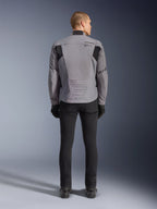 Giacca Alpinestars SMX Waterproof, vista posteriore, grigio scuro e nero, con pannelli in tessuto nero sulle spalle e design con vestibilità sportiva, abbinata a pantaloni e guanti neri per un look completo da motociclismo