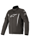 Alpinestars Gunner V2 Waterproof Jacket, giacca da moto in tessuto nero con loghi bianchi e strisce verticali, dotata di cinghie regolabili su braccia e vita, collo alto, zip frontale, protezione per la guida impermeabile e resistente