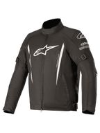 Alpinestars Gunner V2 Waterproof Jacket, giacca da moto in tessuto nero con loghi bianchi e strisce verticali, dotata di cinghie regolabili su braccia e vita, collo alto, zip frontale, protezione per la guida impermeabile e resistente