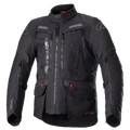 Giacca Alpinestars Bogota Pro Drystar, giacca moto touring completamente nera, accenti grigi e rossi, con ampi pannelli di ventilazione sul petto, tasche impermeabili con tiretti rossi, collo protettivo alto e struttura in tessuto resistente per il mototurismo d'avventura.