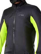 Alpinestars Bogotá Pro Drystar® Jacket waterproof liner, strato tecnico da moto, nero con pannelli giallo neon sulle braccia, chiusura frontale con zip e logo Drystar sul petto, progettata per la protezione in ogni condizione atmosferica