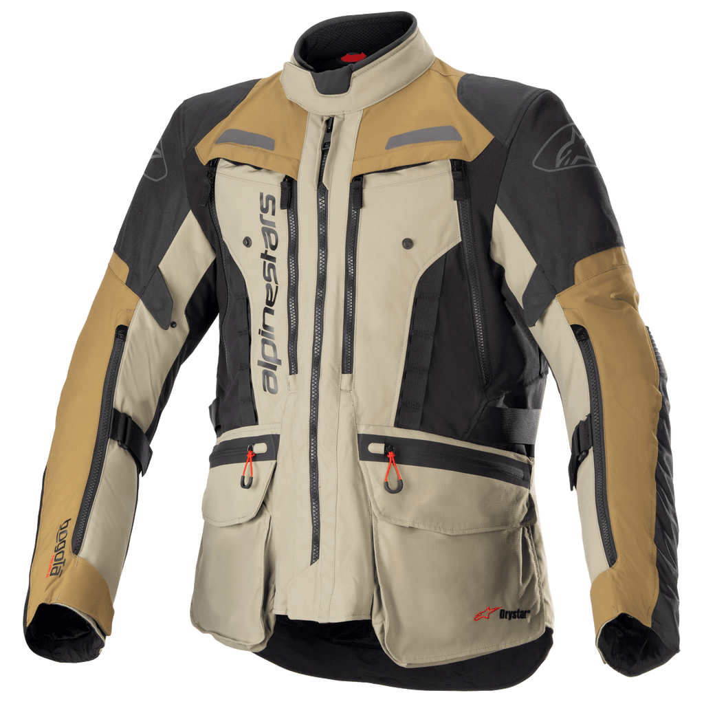 Giacca Alpinestars Bogota Pro Drystar, giacca da moto adventure touring, beige, nero e marrone, costruzione in tessuto impermeabile, tasche multiple con linguette rosse, aree protettive rinforzate e design a collo alto