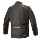 Giacca Alpinestars Andes V3 Drystar®, giacca da moto, nero, vista posteriore con un'ampia tasca utility inferiore con marchio Alpinestars, dettagli riflettenti sulle spalle e cintura regolabile in vita, design in tessuto resistente per il touring adventure