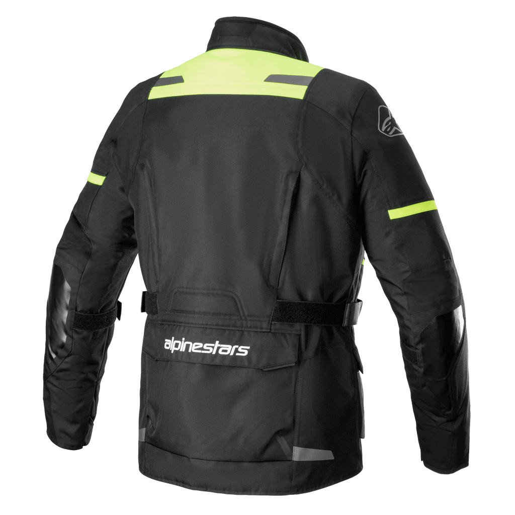 Alpinestars Andes V3 Drystar® Jacket, vista posteriore di giacca da moto adventure in Nero e Giallo Fluo, caratterizzata da un'ampia tasca porta-oggetti sulla parte bassa della schiena con logo Alpinestars, pannelli sulle spalle ad alta visibilità e cinghie di regolazione in vita.