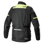 Alpinestars Andes V3 Drystar® Jacket, vista posteriore di giacca da moto adventure in Nero e Giallo Fluo, caratterizzata da un'ampia tasca porta-oggetti sulla parte bassa della schiena con logo Alpinestars, pannelli sulle spalle ad alta visibilità e cinghie di regolazione in vita.