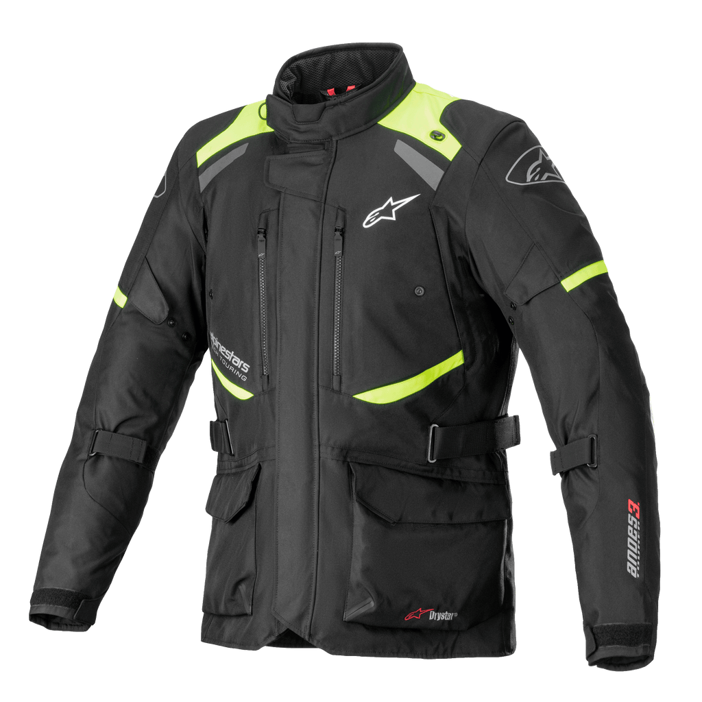 Giacca Alpinestars Andes V3 Drystar, giacca da moto touring, nero con accenti giallo fluo, dotata di prese d'aria sul petto con zip, grandi tasche cargo frontali, cinghie di regolazione in vita e marchio Alpinestars, abbigliamento tecnico da avventura impermeabile