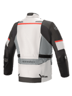 Giacca Alpinestars Andes V3 Drystar®, grigio ghiaccio e grigio scuro con accenti rossi, vista posteriore con ampia tasca utility sulla parte bassa della schiena, cinturini di regolazione in vita e dettagli riflettenti su spalle e bordo inferiore.