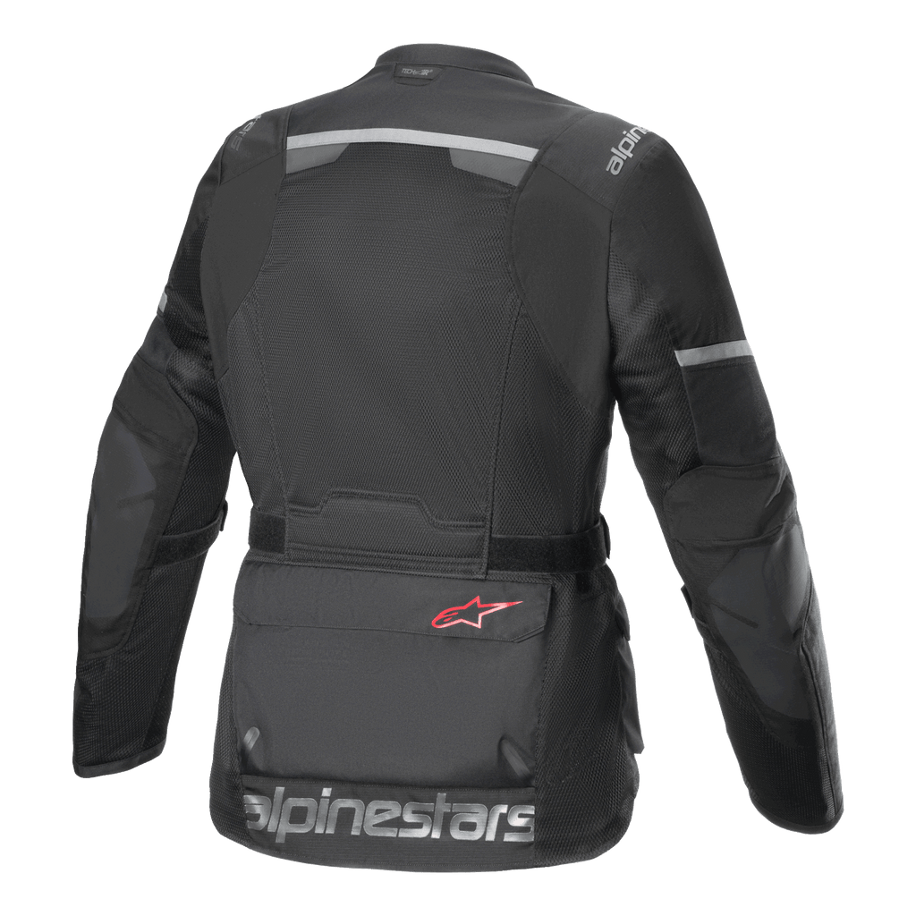 Giacca Alpinestars Andes Air Drystar®, giacca da moto, nero, vista posteriore con ampi pannelli di ventilazione in rete, strisce riflettenti sulla parte superiore della schiena e sulle maniche e grande scritta Alpinestars sul bordo inferiore.
