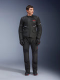 Alpinestars Andes Air Drystar® Pants, pantaloni da moto touring, nero, con pannelli di ventilazione in rete e logo rosso sulla gamba, indossati come parte di un completo da guida con giacca e guanti coordinati, equipaggiamento professionale per adventure touring